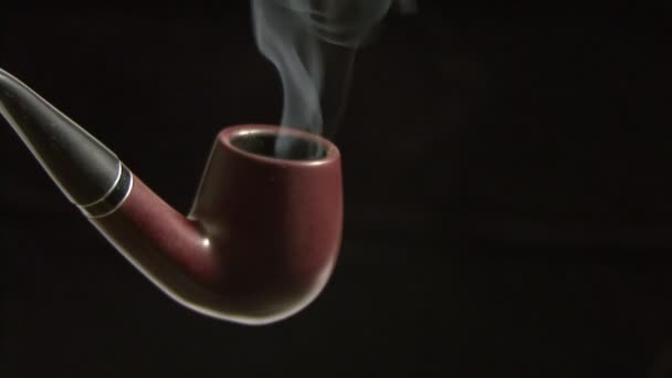 Tabakpfeife Mit Rauch Auf Schwarzem Hintergrund — Stockvideo