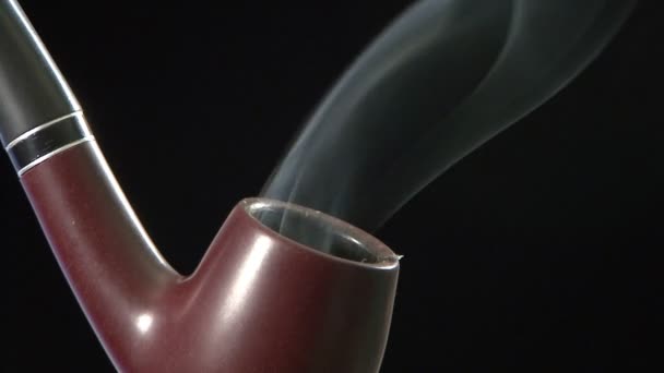 Tabakpfeife Mit Rauch Auf Schwarzem Hintergrund — Stockvideo