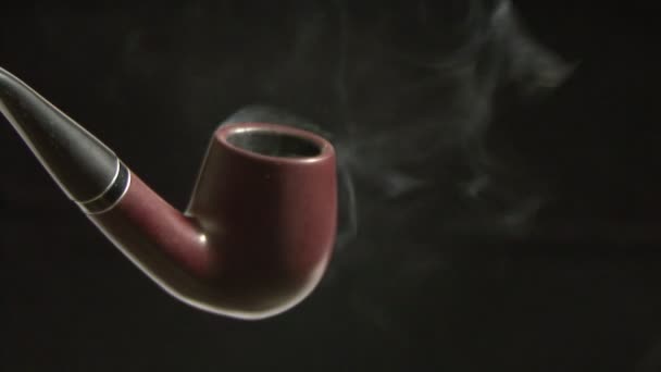 Tubería Tabaco Con Humo Sobre Fondo Negro — Vídeos de Stock