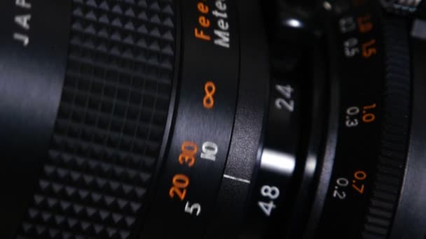 レンズを動かすスーパー8フィルムカメラ クローズ アップ — ストック動画