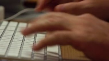 Pc Klavye ve eller yazma, ofis çalışanı