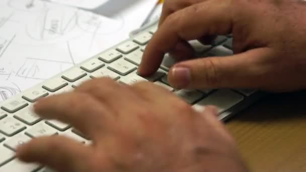 Pcキーボードと手のタイピング オフィスワーカー — ストック動画