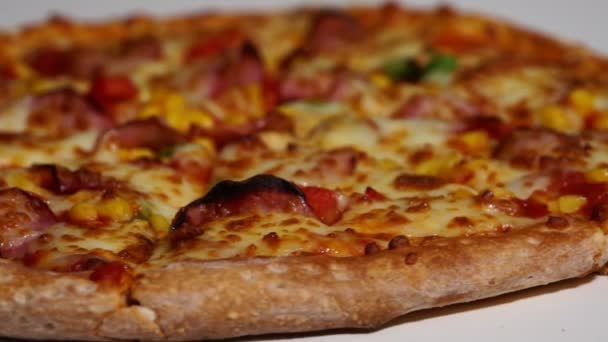 Pizza Rotierende Großaufnahme Fast Food — Stockvideo