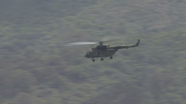Στρατιωτικό Ελικόπτερο Που Πετάει Στο Καράκας Της Βενεζουέλας — Αρχείο Βίντεο