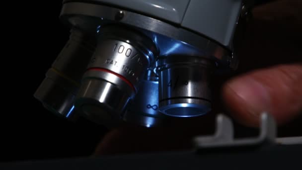Detail Des Mikroskops Mit Objektträger Und Bioanalytiker — Stockvideo