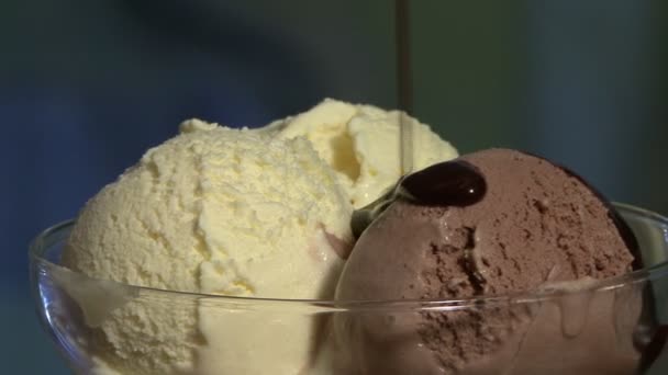 冰淇淋和巧克力糖浆 — 图库视频影像