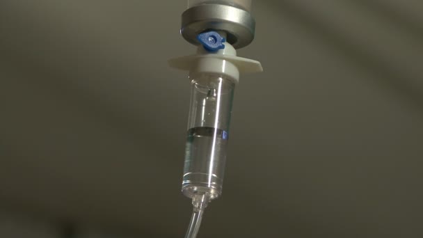 Hastane Odasında Intravenöz Tuzlu Damla Döngü — Stok video