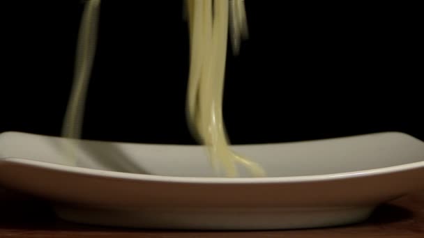 Servire Gli Spaghetti Piatto — Video Stock