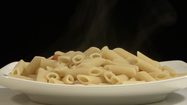 Serviert Spaghetti Mit Tomatensauce — Stockvideo