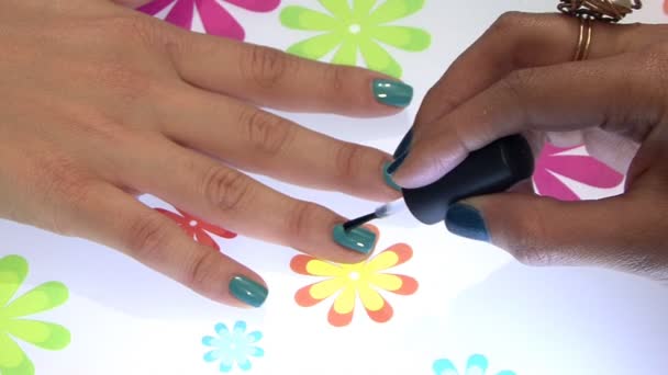 爪を塗る塗装中の爪のクローズアップ — ストック動画