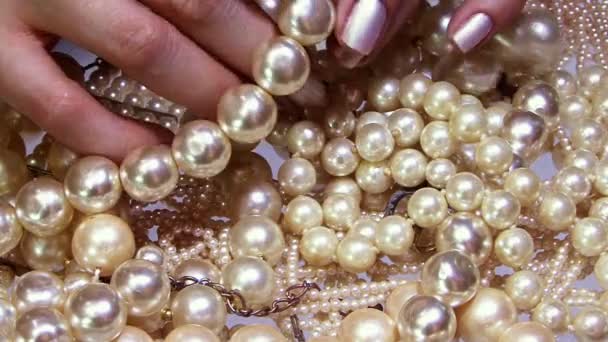 爪と真珠指の爪と真珠の表示 — ストック動画