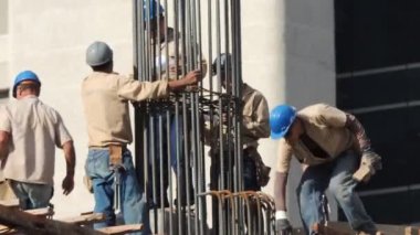 İnşaatta Çalışan Adamlar. İnşaatta işçi sahneleri ve çalışma faaliyetleri