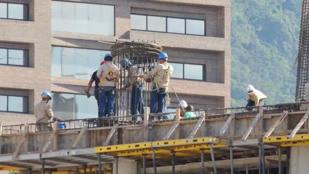 在建筑行业工作的人 施工中工人的情景和工作活动 — 图库视频影像