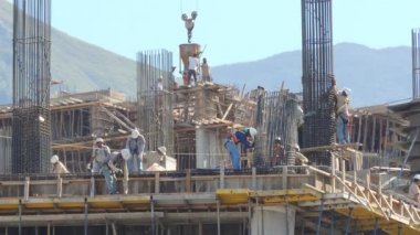 İnşaatta Çalışan Adamlar. İnşaatta işçi sahneleri ve çalışma faaliyetleri