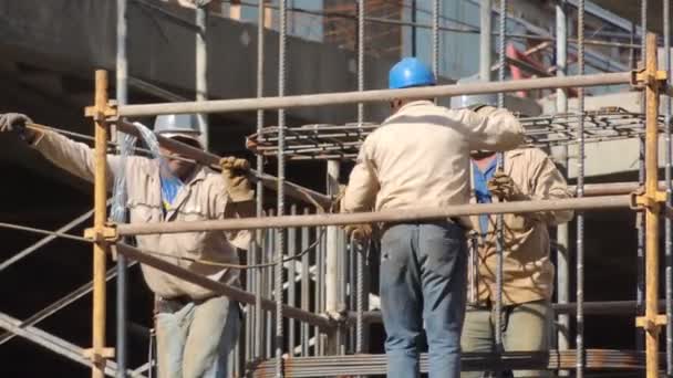 Mannen Aan Het Werk Bouw Werknemers Scènes Werkzaamheden Bouw — Stockvideo