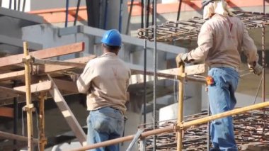 İnşaatta Çalışan Adamlar. İnşaatta işçi sahneleri ve çalışma faaliyetleri