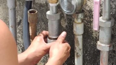 Sıhhi tesisat tamiri, tesisatçı soyunma su musluk