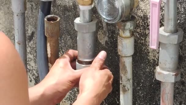 Reparatur Von Sanitär Klempner Wechseln Wasserhahn Auf — Stockvideo