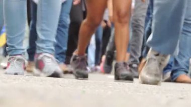 Sokakta yürüyen insanlar