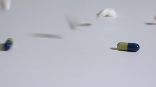 药物落在白色背景中 药胶囊和药片掉落 医疗保健和医药 — 图库视频影像