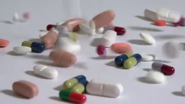 药物落在白色背景中 药胶囊和药片掉落 医疗保健和医药 — 图库视频影像