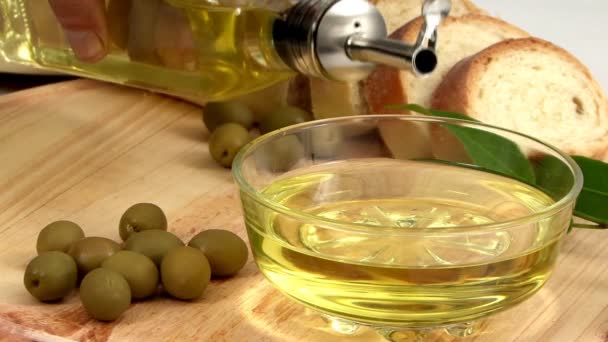 开胃菜的橄榄油和面包 — 图库视频影像