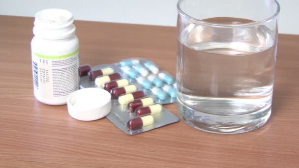 患者に薬の投与量を与える医師のヘルスケアと薬 — ストック動画