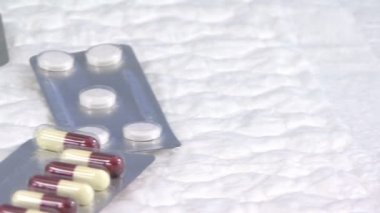 Tıp Blisters beyaz bir arka plan içinde kaydırma sol