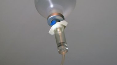 Serum. Damardan salin damlası yakın çekim (döngü) Tıbbi işlem