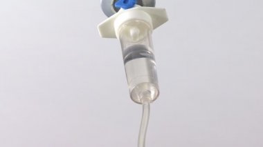 Serum. Damardan salin damlası yakın çekim (döngü) Tıbbi işlem
