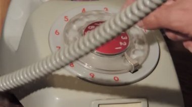 Klasik gri telefon. Eski telefon aranıyor