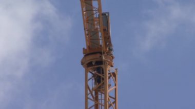 Bir gökdelene vinç kurulumu