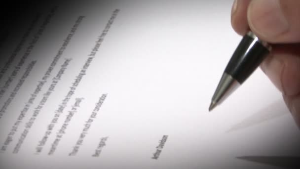 Document Contrat Signé Par Homme Avec Stylo — Video