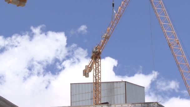 Baukran Installation Einem Wolkenkratzer — Stockvideo