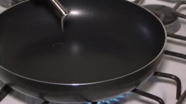 Fırında tavayla domatesle yemek pişirmek.