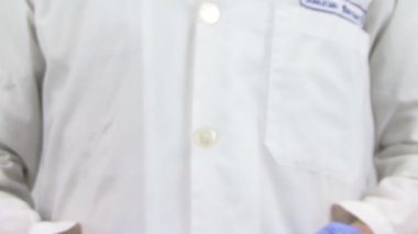 Su toplayan kapsüller ve doktor elleri. İlaç kapsüllerini al.