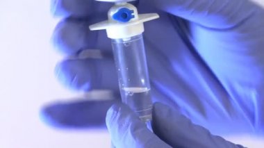 Serum. Hastane odasında damar içi serum damlası var.