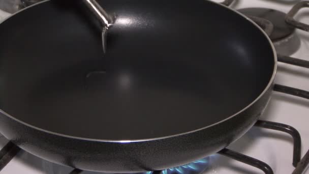 Fırında Tavayla Domatesle Yemek Pişirmek — Stok video