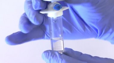 Serum. Hastane odasında damar içi serum damlası var.