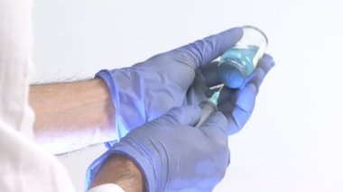 Doktor şırınga sağlık ve ilaç hazırlama