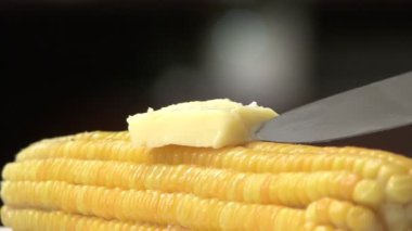 Tatlı mısır ve tereyağı eriyor.