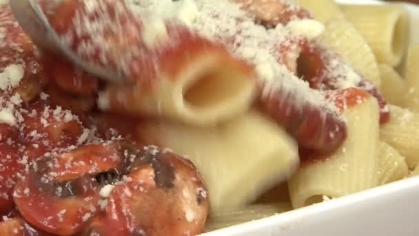 Ιταλικά Ζυμαρικά Σάλτσα Μπολονέζ Και Παρμεζάνα Τυριού Και Μανιταριών — Αρχείο Βίντεο