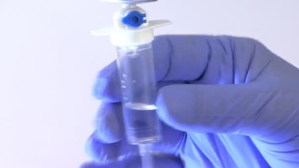四病院の部屋で静脈内生理食塩水の点滴 — ストック動画