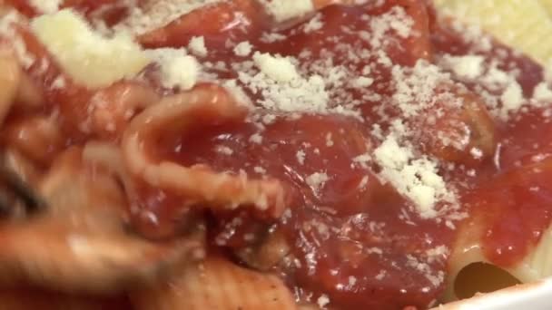 Pasta Italia Dengan Saus Bolognese Dan Keju Parmesan Dan Jamur — Stok Video