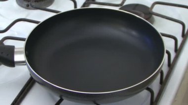 Fırında tavayla tereyağı pişiriyorum.