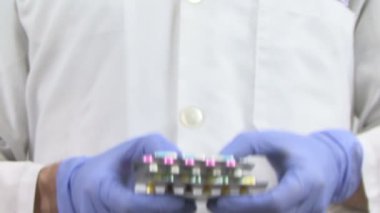 Su toplayan kapsüller ve doktor elleri. İlaç kapsüllerini al.