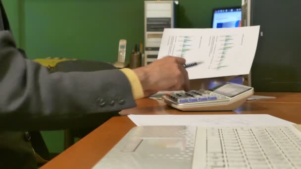 Ejecutivo Trabajando Oficina Trabajando Con Calculadora — Vídeos de Stock