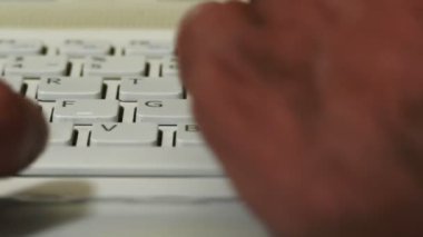Laptop işi, klavyeyi yazmak. Bilgisayarda çalışan bir adam. kolapup