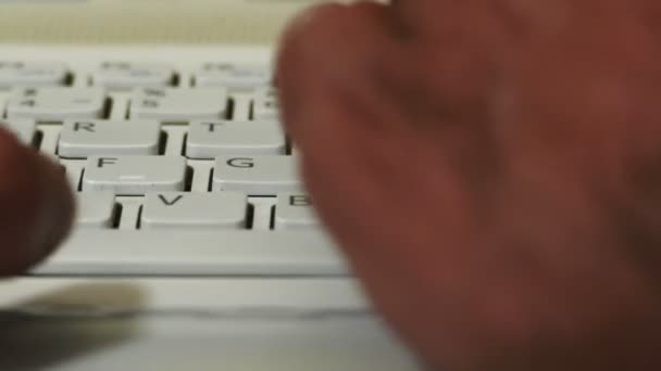 Робота Ноутбука Введення Клавіатури Чоловік Працює Ноутбуці Розгорнутий — стокове відео
