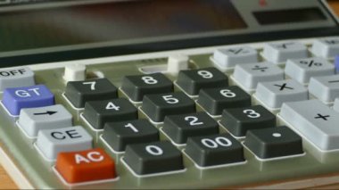 Ofis Hesap Makinesi kullanılıyor. Ofis hesap makinesinde numaralar yazmak, finansal işlemler hesaplamak, yakın çekim